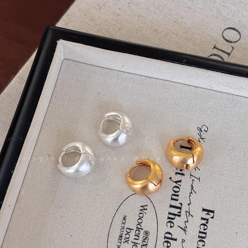 Brushed and frosted round ear buckles for women, a new 2024 style of light luxury, simple and high-end earrings, a versatile and best-selling accessory details Picture