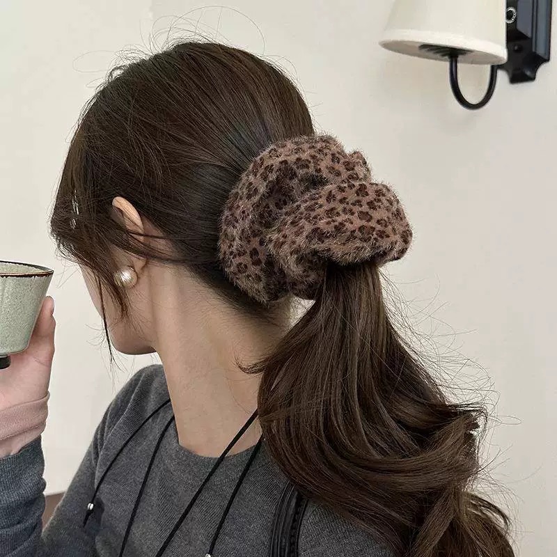 The 2024 new style of the popular mink fur leopard print large intestine hair band for women, with a high-end look and a leather band for women's hair tie and headwear Application Scenario