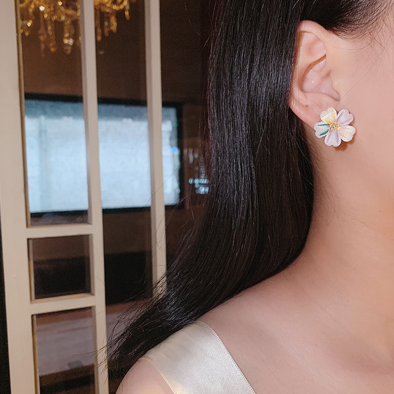 Forest-themed, fresh and colorful acrylic flower earrings, fashionable and elegant for women. Colorful petal stud earrings, a popular earpiece Application Scenario