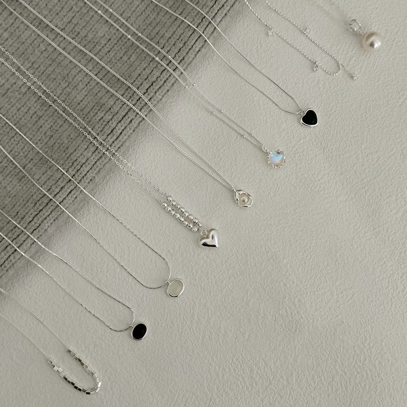 Light luxury and niche ins design sense necklace, women's heart-shaped collarbone accessory, cold style necklace, hip-hop Internet celebrity accessory trend full figure