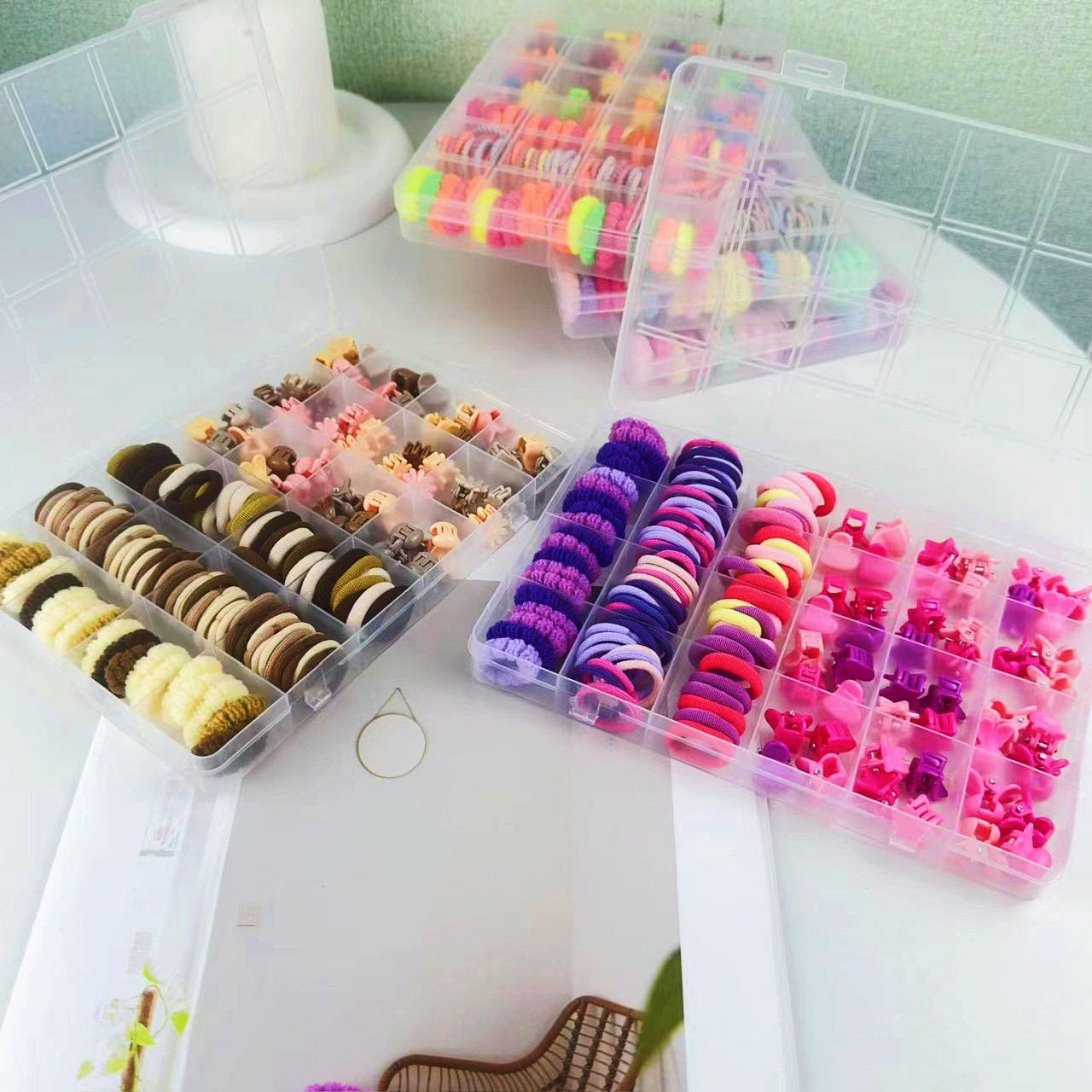 The new flower-shaped rubber band is cute and won't hurt hair. It's a hair tie, rubber band, girls' storage box, small grab, and girls' hair accessory full figure