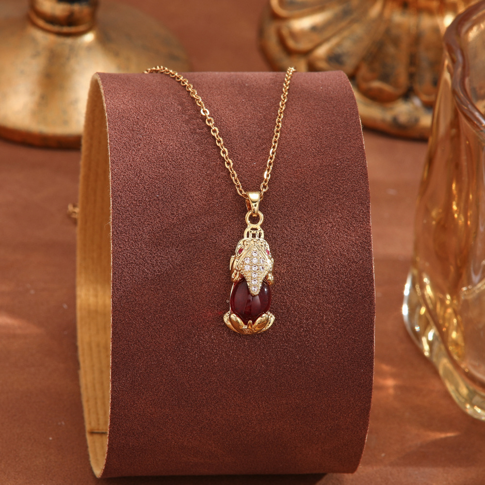 A light luxury titanium steel necklace from Japan and South Korea, adorned with a white pearl pendant and studded with diamonds, is a fashionable and unique collarbone chain accessory Specification drawing