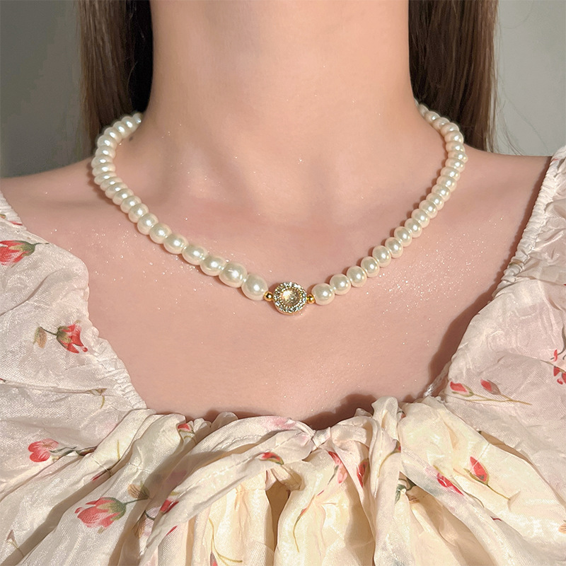 "Zhengyuan High-brightness Shijia Pearl Necklace for autumn and winter, handcrafted design, round ball magnetic clasp, French retro sweater chain. full figure