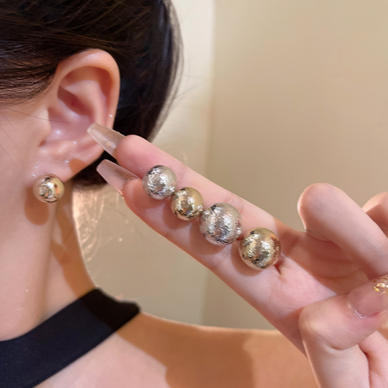 Irregular spherical pearl stud earrings, a niche design with a cold and aloof style for women, exude a sense of high-end and fashionable commuting earrings wholesale details Picture