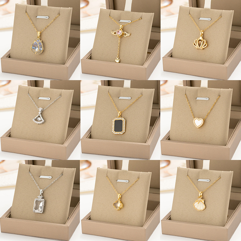 A simple and fashionable titanium steel necklace with genuine gold electroplating for women, a niche and light luxury heart-shaped wing, a popular collarbone chain, and a high-end accessory full figure