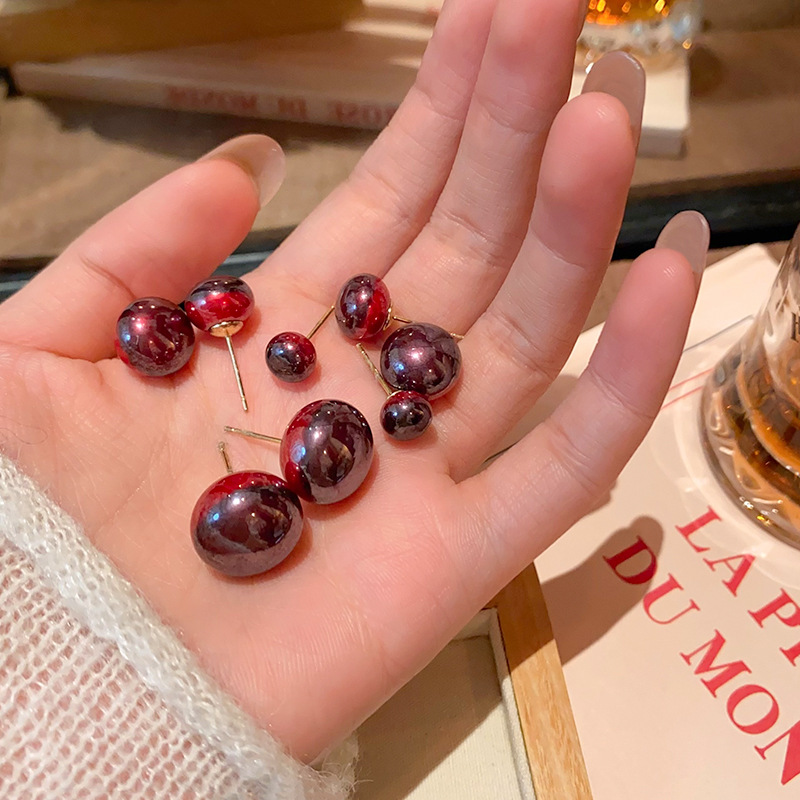 Dazzling purple grape bean pearl stud earrings, retro autumn and winter high-end style earrings, niche and unique light luxury cold style earrings full figure