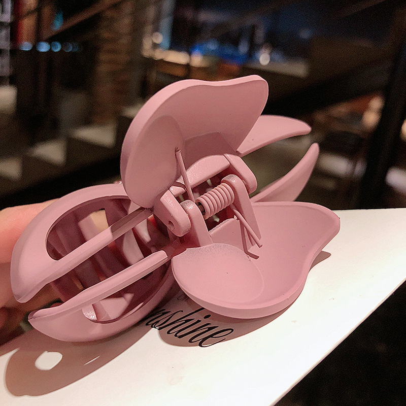 Korean bow clip, hollowed-out bow tie, hair clip, hair accessory, Internet celebrity style, flower-shaped large back head hairpin, hair flower girl Application Scenario
