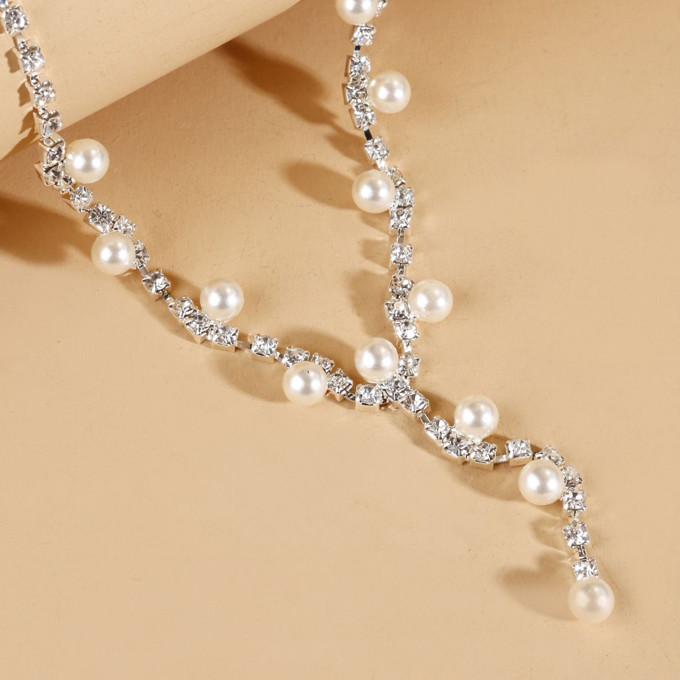 European and American cross-border pearl necklace bride set, fashionable and classic wavy diamond ring earrings necklace set N6196 Application Scenario