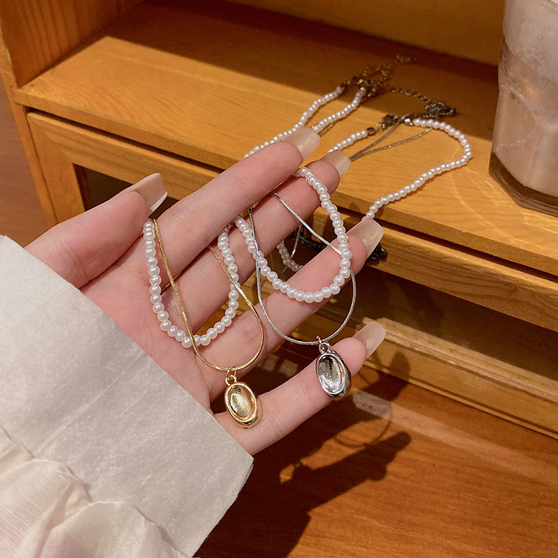 The light luxury French double-layer pearl pendant necklace exudes a sense of sophistication for women. The layered collarbone chain is a popular and trendy necklace accessory Application Scenario