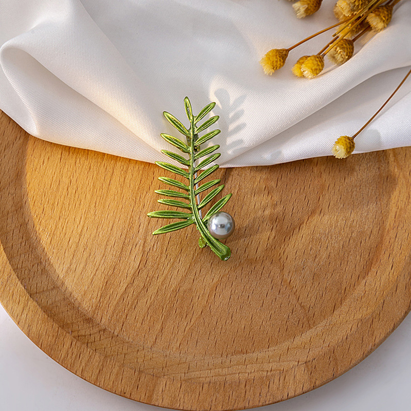Korean-style fashionable green three-dimensional leaf brooch, creative plant pearl brooch, exquisite brooch, suit accessory for women Application Scenario