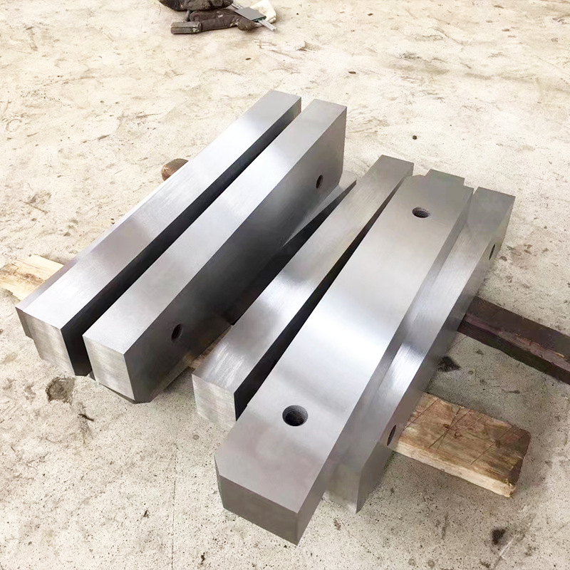 The overall shearing machine blade is made of DC53H13cr12mov material hydraulic gantry shears for cutting scrap iron Specification drawing