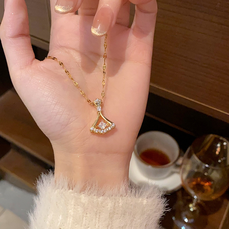 The new Korean version skirt hem fan-shaped dynamic necklace, the elegant pendant with a beating heart, and the versatile and trendy collarbone chain Specification drawing