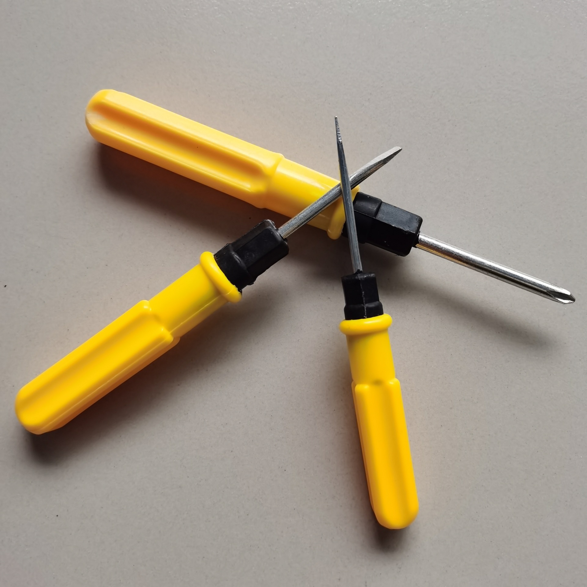 Screwdriver manufacturer wholesale Huang dual-purpose screwdrivers, strong magnetic cross small screwdrivers, household 2-inch, 3-inch and 4-inch dual-purpose screws Application Scenario
