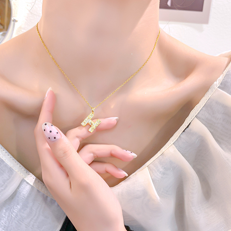 Korean style and personality H-letter pendant titanium steel necklace, women's Instagram trendy light luxury collarbone chain full of zircon exquisite jewelry Application Scenario