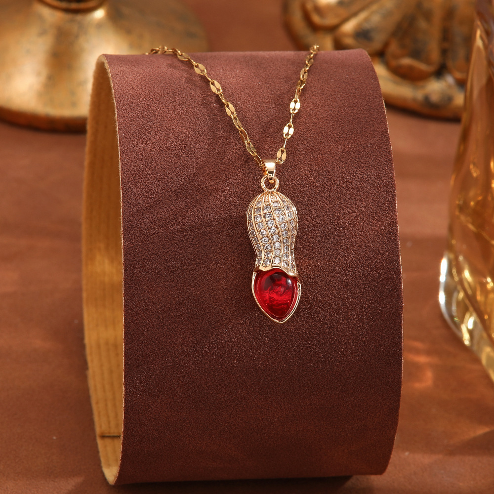 Large water-drop zircon pendant, Korean high-end titanium steel necklace, feminine, fashionable, individual and niche collarbone chain trend Application Scenario