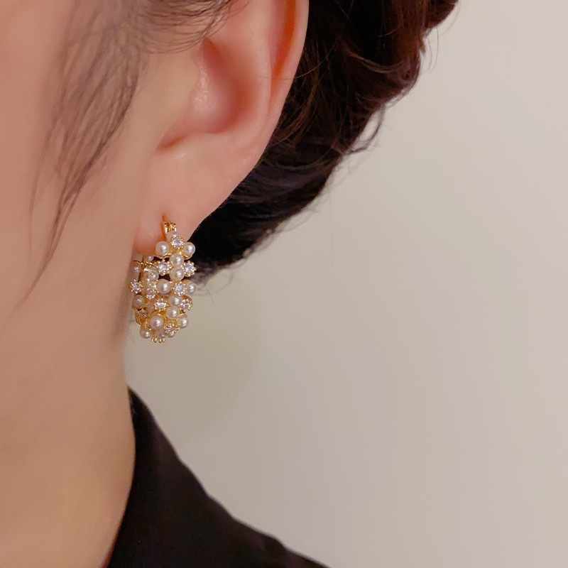 French pearl ear loops for women, with a light luxury and high-end feel. Circle earrings, round face ear loops, retro design, and elegant earrings Application Scenario
