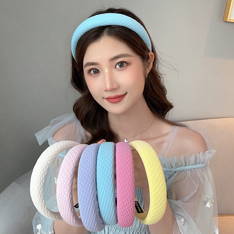 The new cream-colored waffle hairband from Spring and Autumn exudes an ethereal charm. The high top sponge wide hairband in candy color brings back a sweet and girlish vibe Specification drawing