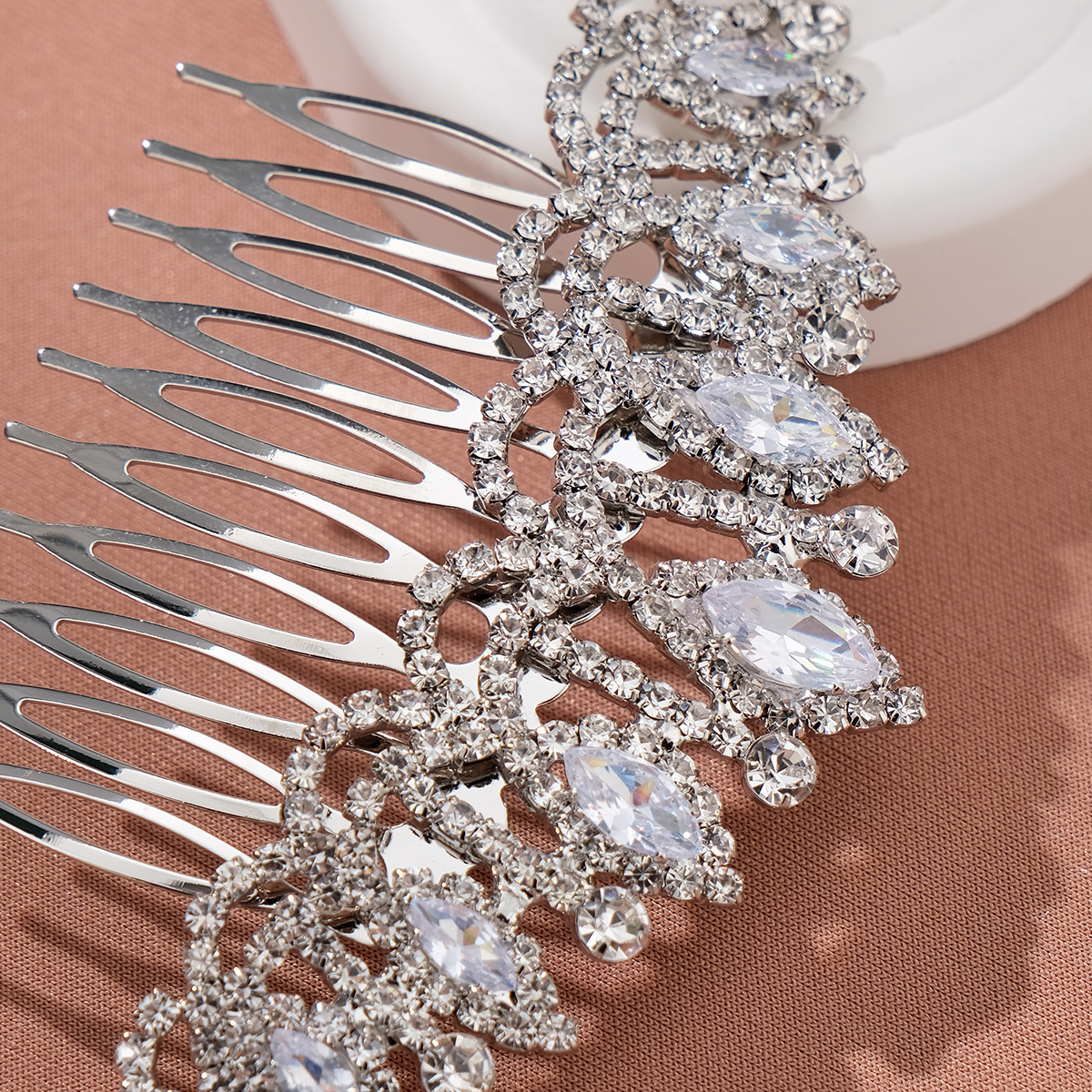 The new European and American crystal zircon hair comb is a versatile daily updo headwear with a fashionable and high-end feel. It is a horse eye zircon broken hair comb Application Scenario