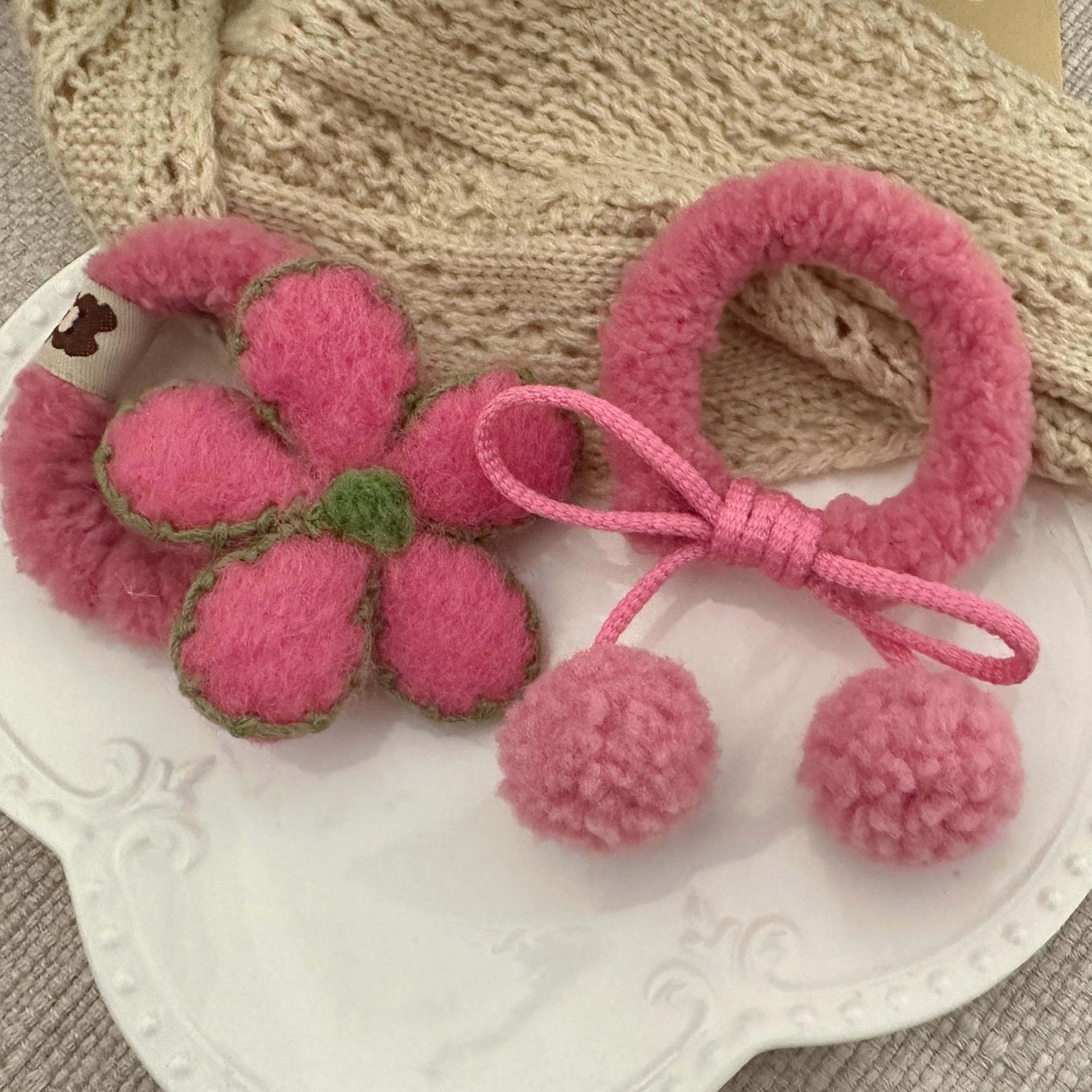 Strawberry pink series ~ Sweet and cute wool felt flower hair tie, autumn and winter plush bangs with pom-pom small flower hair tie Application Scenario