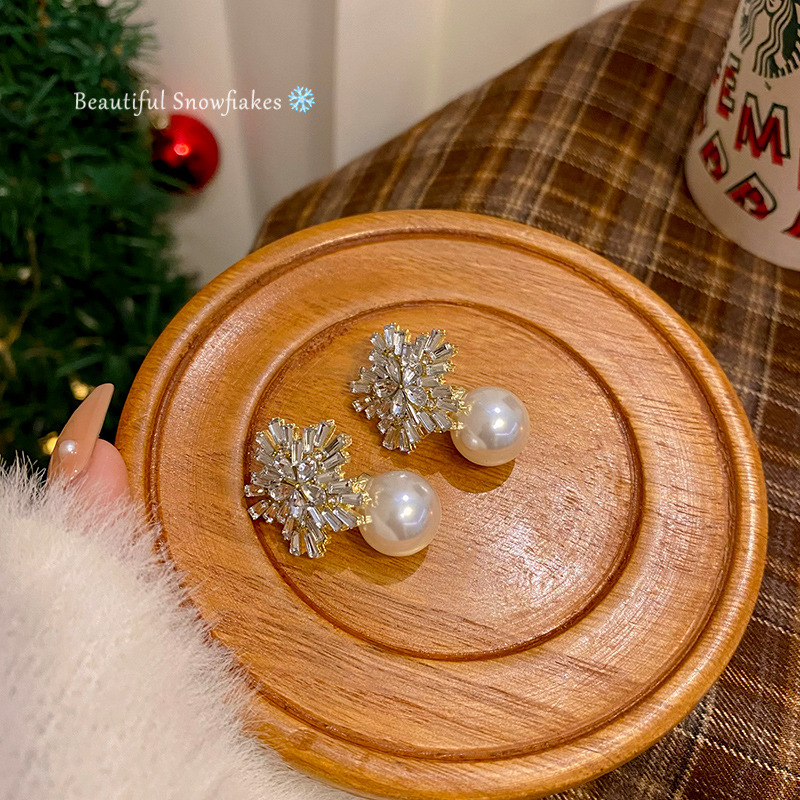 Exquisite full-diamond snowflake pearl earrings for women, light luxury and niche design, high-end ear studs, personalized and retro earrings wholesale Specification drawing