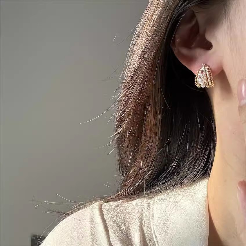Gold diamond-encrusted pearl stud earrings with a high-end, light luxury and niche design, French elegance and court style stud earrings and earrings wholesale details Picture