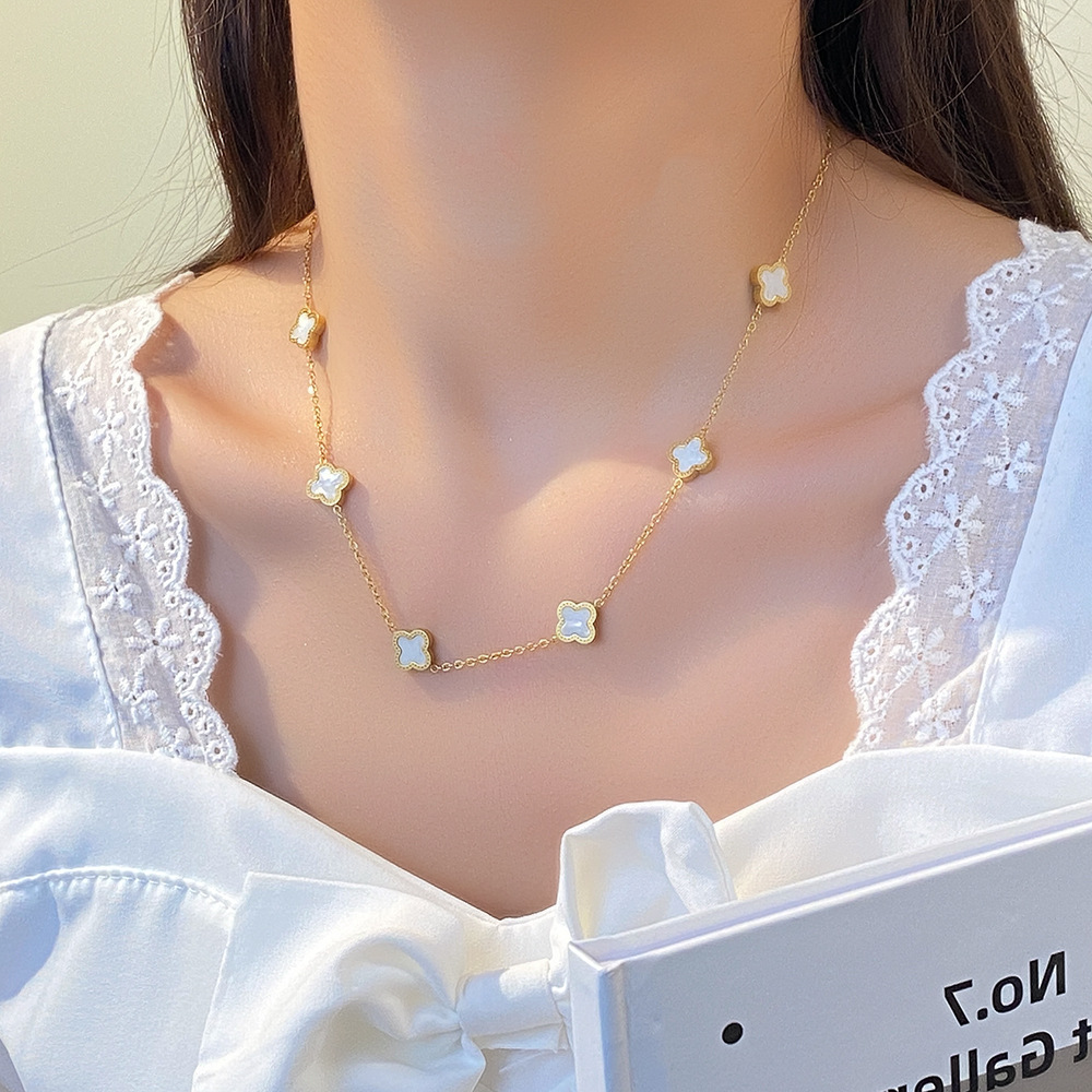 This Japanese and Korean fashion double-sided six-leaf clover titanium steel necklace is simple, versatile and won't fade. It's a popular collarbone chain necklace Specification drawing