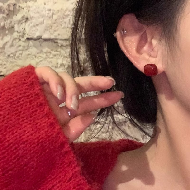 French-style whitening, encore red, elegant geometric square stud earrings, women's high-end, simple earrings, autumn and winter fashionable earrings Application Scenario
