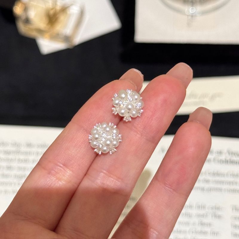 Exquisite diamond-encrusted firework pearl stud earrings for women, fashionable and niche design, versatile and fresh earrings, summer earrings 2025 details Picture