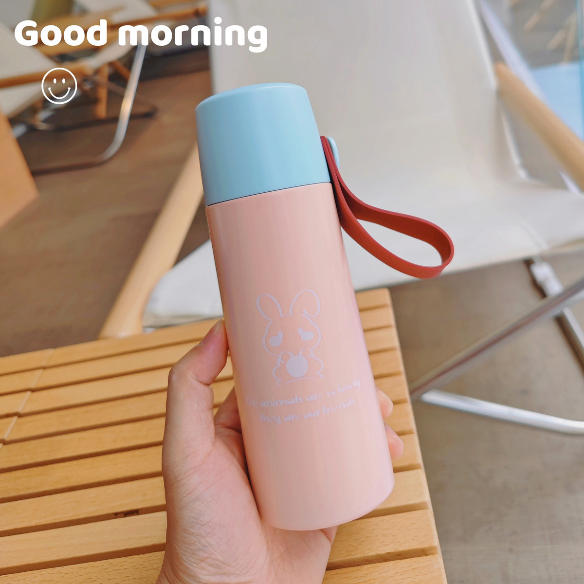 Simple color-blocking insulated cup with handle, portable cartoon water cup, creative student couple stainless steel cup with lid Application Scenario