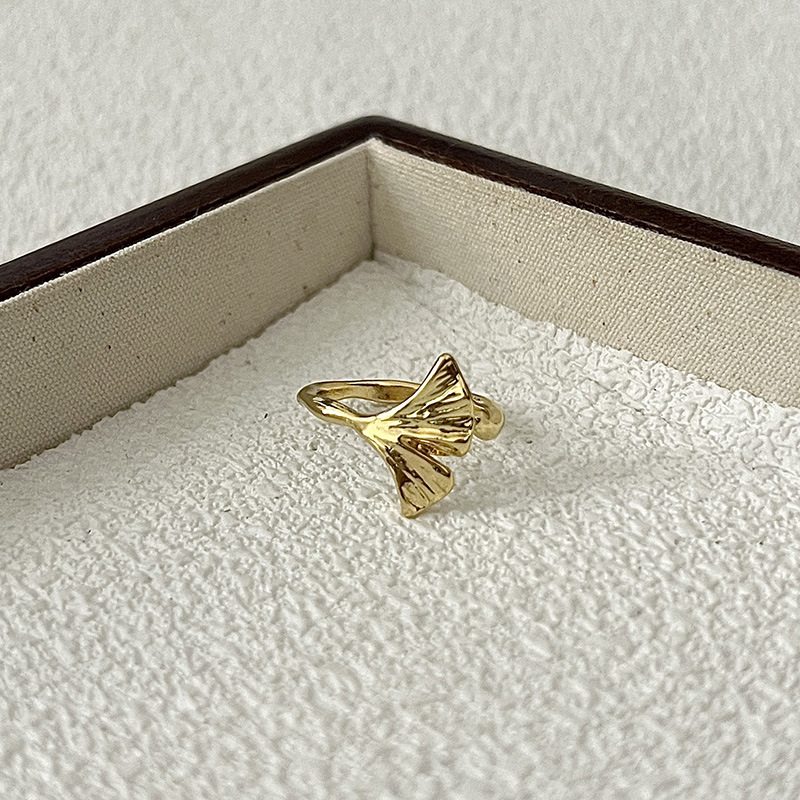 The 2024 new irregular high-end ring is a niche design for women, simple and versatile, with sweet lines and a loose-fitting ring details Picture