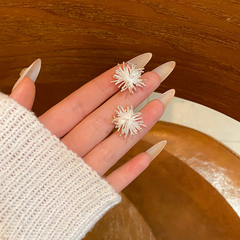 Silver high-end dandelion stud earrings for women, cold and unique retro style earrings, light luxury and niche style earrings wholesale full figure