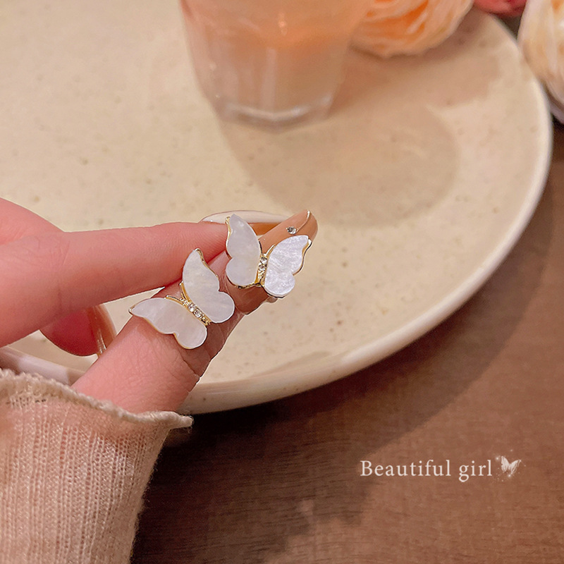 Sweet white mother-of-pearl butterfly stud earrings, unique and niche design for women in spring, high-end and light luxury earrings wholesale Specification drawing