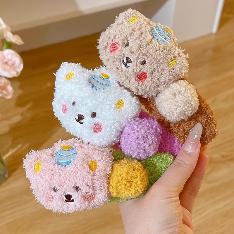 Autumn and winter plush little bear duckbill hair clip, cute large bun hair clip, back of the head side hair clip headwear Application Scenario