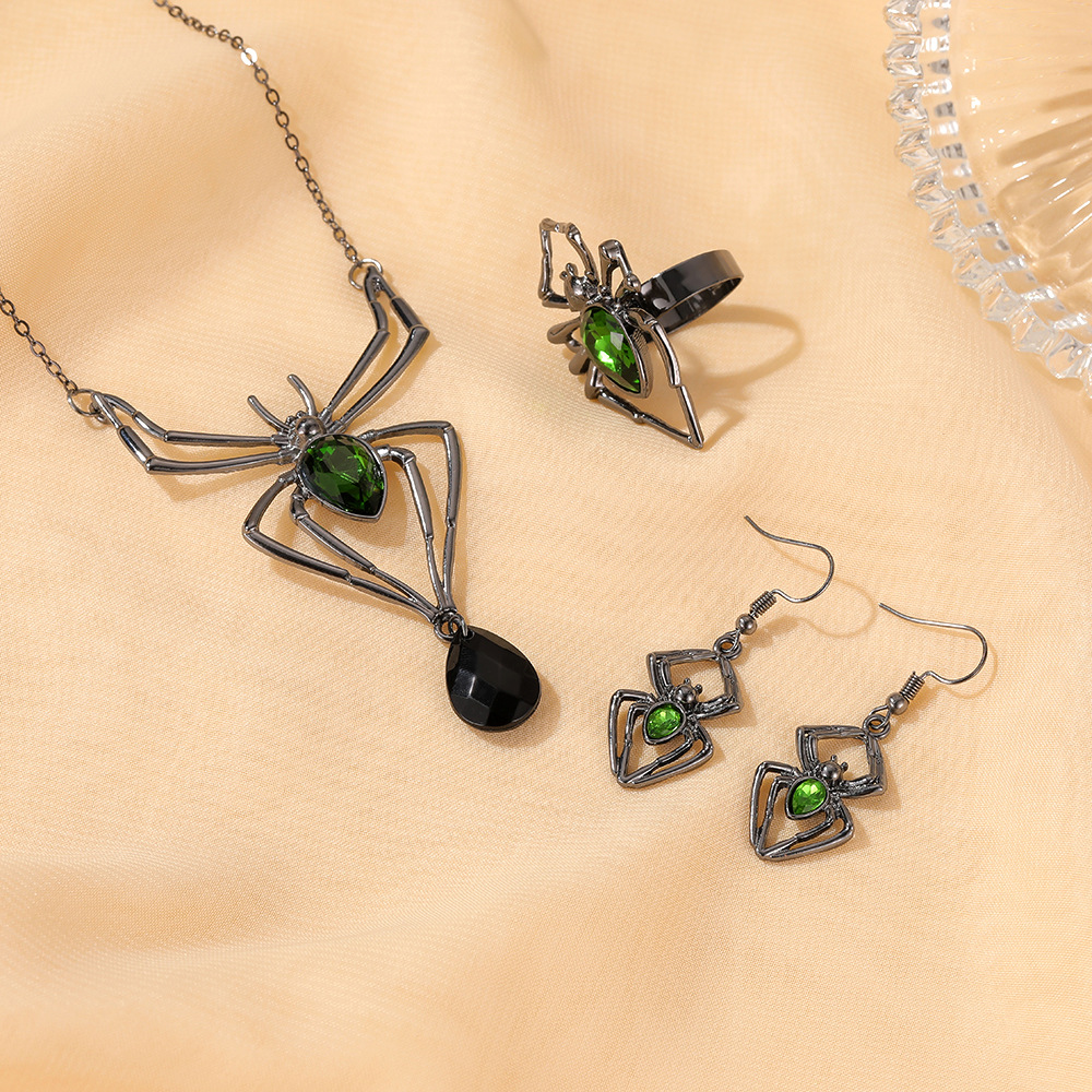 Halloween jewelry, a unique and exaggerated three-piece set: spider necklace, earrings, ring, retro emerald set and accessories Application Scenario