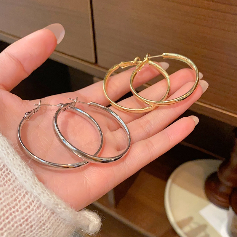 European and American exaggerated classic large circle earrings, women's super shiny geometric ear rings, light luxury and niche stud earrings full figure