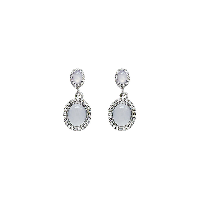 Korean-style sweet cat's eye oval earrings, a light luxury, niche and high-end look for women, diamond-encrusted stud earrings, a stylish and trendy earpiece Item Picture