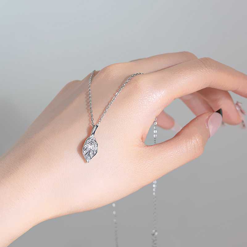 Korean style simple silver small leaf pendant titanium steel necklace, women's niche fashion versatile collarbone chain, Internet celebrity style accessory Specification drawing