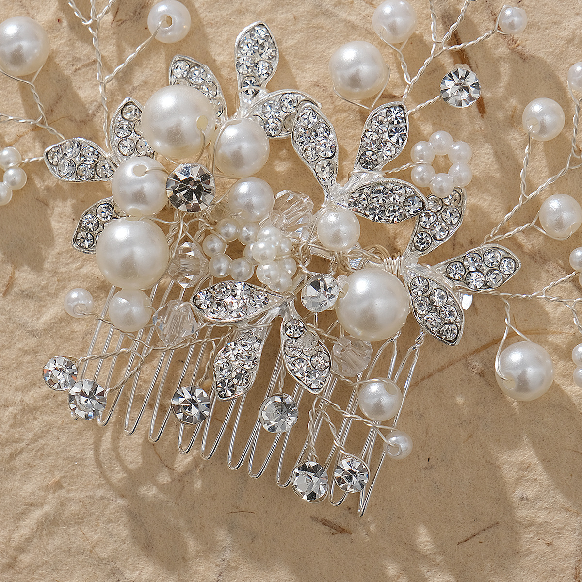 European and American wedding accessories, bride combs, handcrafted pearl headwear, alloy rhinestone coils, hair combs, manufacturer wholesale accessories Application Scenario