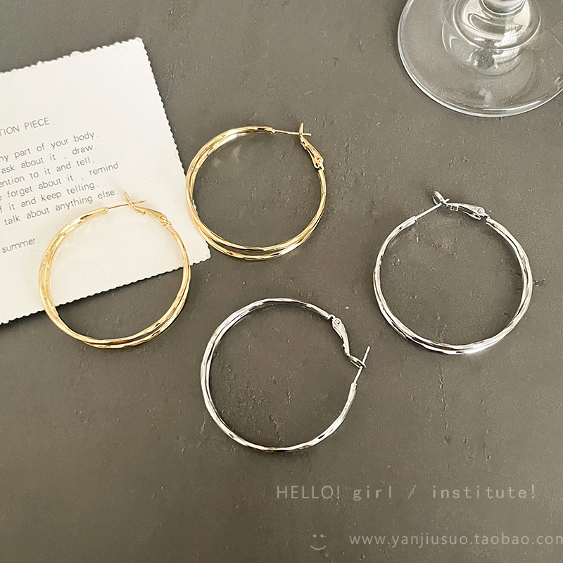 The 2024 new best-selling exaggerated circle earrings exude a light luxury and high-end charm. The ear rings are suitable for women with round faces Specification drawing
