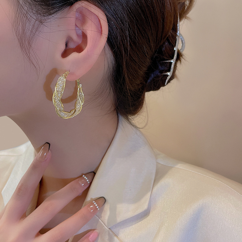S925 Silver Needle C-shaped hollowed-out crystal earrings are trendy and versatile for women on Instagram. The twisted ear rings exude a sense of light luxury and sophistication Specification drawing