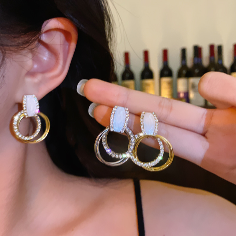 European and American grand diamond-encrusted geometric circle earrings for women, with a light luxury and unique style. Exquisite and fashionable earrings that are popular online for women Specification drawing