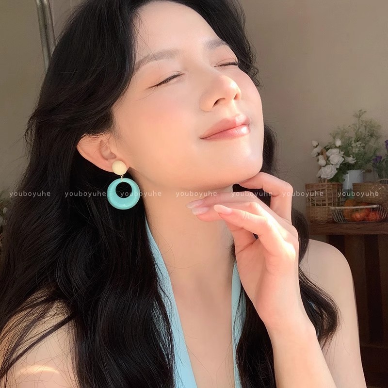 Summer color-blocking circle earrings, a niche design for women, seaside stud earrings, fresh and sweet, dopamine exaggerated vacation earrings Application Scenario
