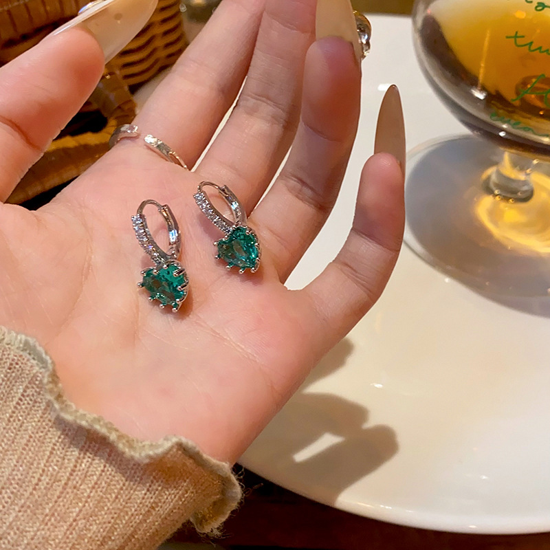 Exquisite micro-inset blue zircon heart-shaped earrings for women, new 2024 trendy design, versatile ear buckles and earrings wholesale Specification drawing