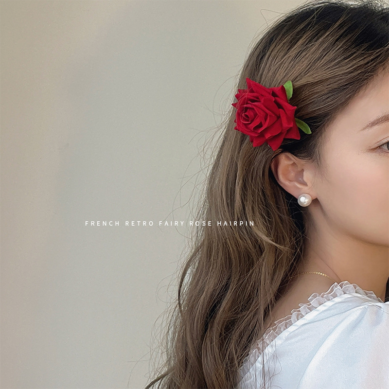 The Ougensha rose hair clip exudes a high-end feel. It features a forest-style fairy-like fringe clip and a forehead cliffhanger headpiece full figure