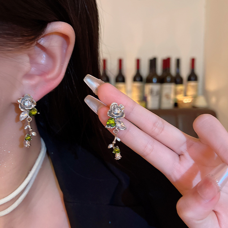 Silver rose zircon flower earrings, a light luxury and niche design for women, with a unique sense of sophistication. The stud earrings are a personalized and popular earpiece details Picture