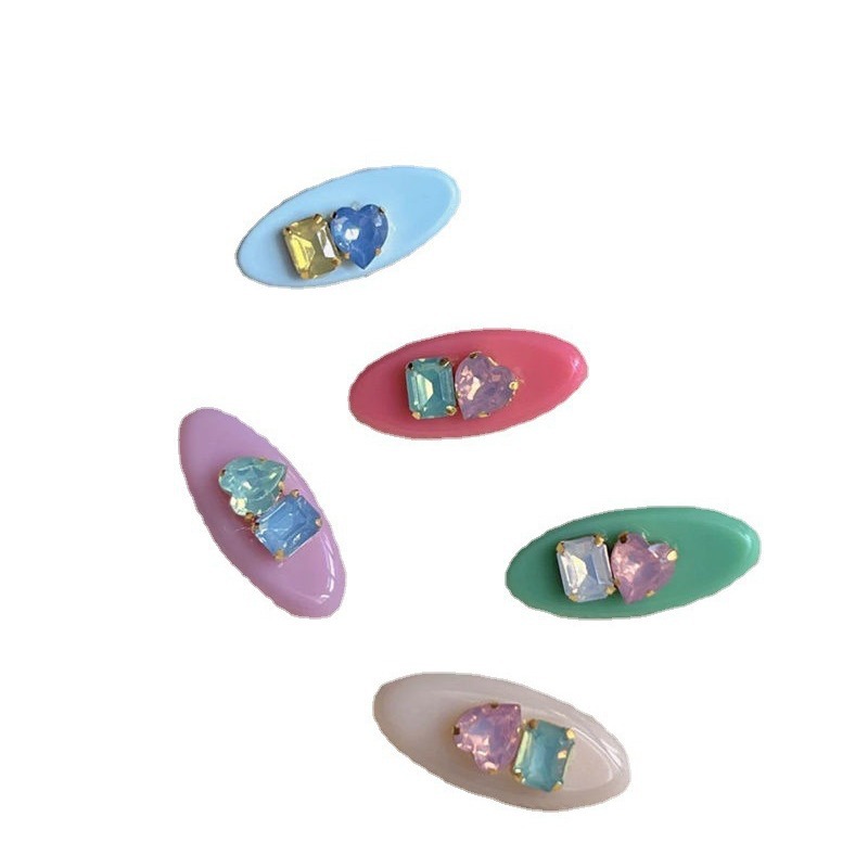 A new Korean-style hair clip with an InS-style side clip and a high-end feel, featuring a contrasting color heart rhinestone small hair clip and a duckbill clip Item Picture