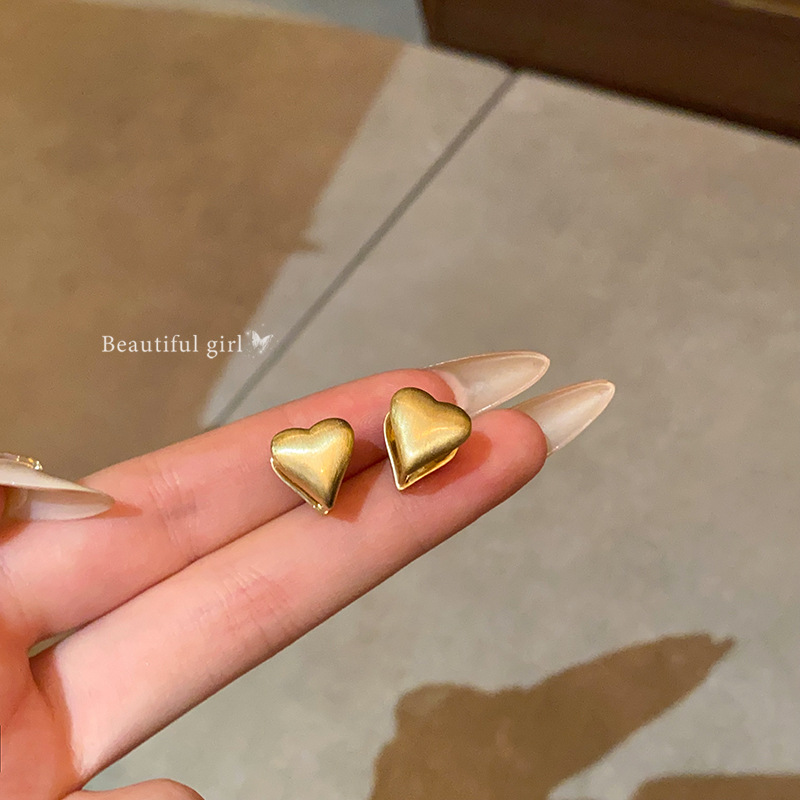 French-style simple and compact heart-shaped earring earrings with a strong design sense, a best-selling heart-shaped stud in 2025, a versatile choice for women full figure