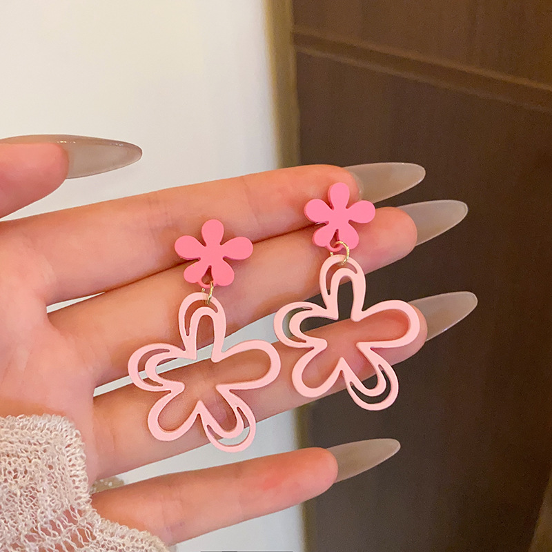 Pink hollowed-out flower earrings, French romance, Korean charm, sweet and gentle, stud earrings, fresh and cute design sense for women Specification drawing