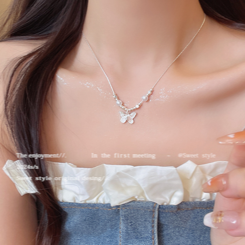 The super fairy butterfly pendant necklace is a new bestseller for women in 2024. It is a gentle and elegant pearl collarbone chain accessory details Picture