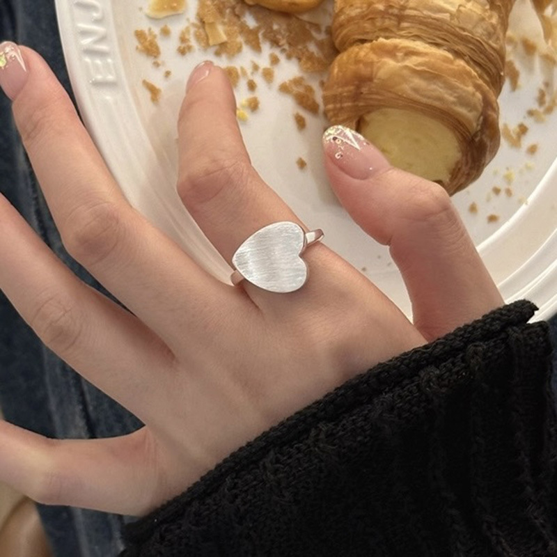 A new summer fashion and personality brushed heart-shaped ring with adjustable opening, a heart-shaped ring for women full figure